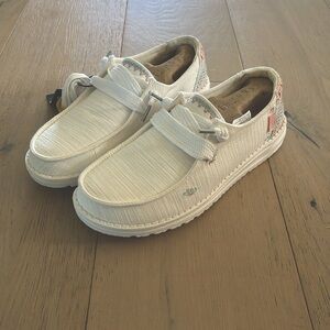 NWT Women’s Hey Dude Size 8